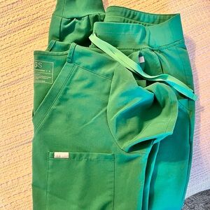 Figs set in Hunter Green